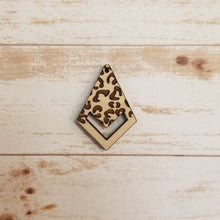 Load image into Gallery viewer, Leopard Engraved Macrame