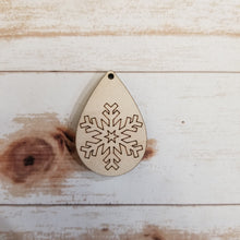 Load image into Gallery viewer, Scored Teardrop Snowflakes
