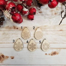 Load image into Gallery viewer, Scored Teardrop Snowflakes