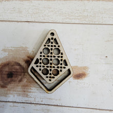 Load image into Gallery viewer, Macrame Rattan Pattern Earrings