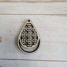 Load image into Gallery viewer, Macrame Rattan Pattern Earrings