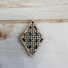 Load image into Gallery viewer, Rattan Pattern Earrings