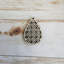 Load image into Gallery viewer, Rattan Pattern Earrings