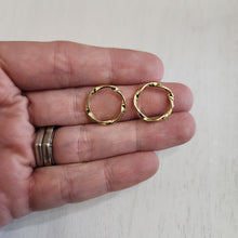 Load image into Gallery viewer, Twisted/Linking Ring Connector - GOLD
